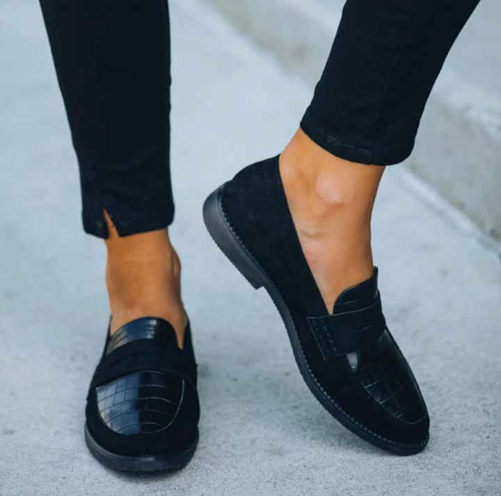 Chic women's loafers with slip-on design, ideal for spring and summer fashion. Stylish & versatile flats.