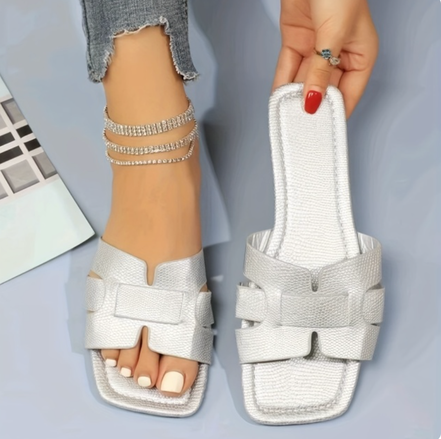 Fashionable women's open-toe flip-flops, ideal comfort beach sandals for summer holidays and casual outings.