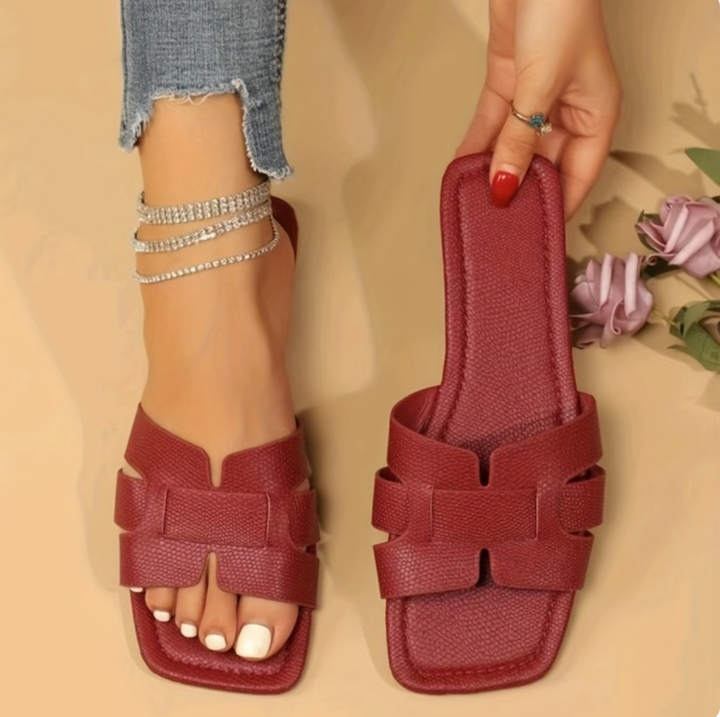 Casual women's flip-flop sandals, stylish and comfortable open-toe footwear for beach trips or everyday wear.