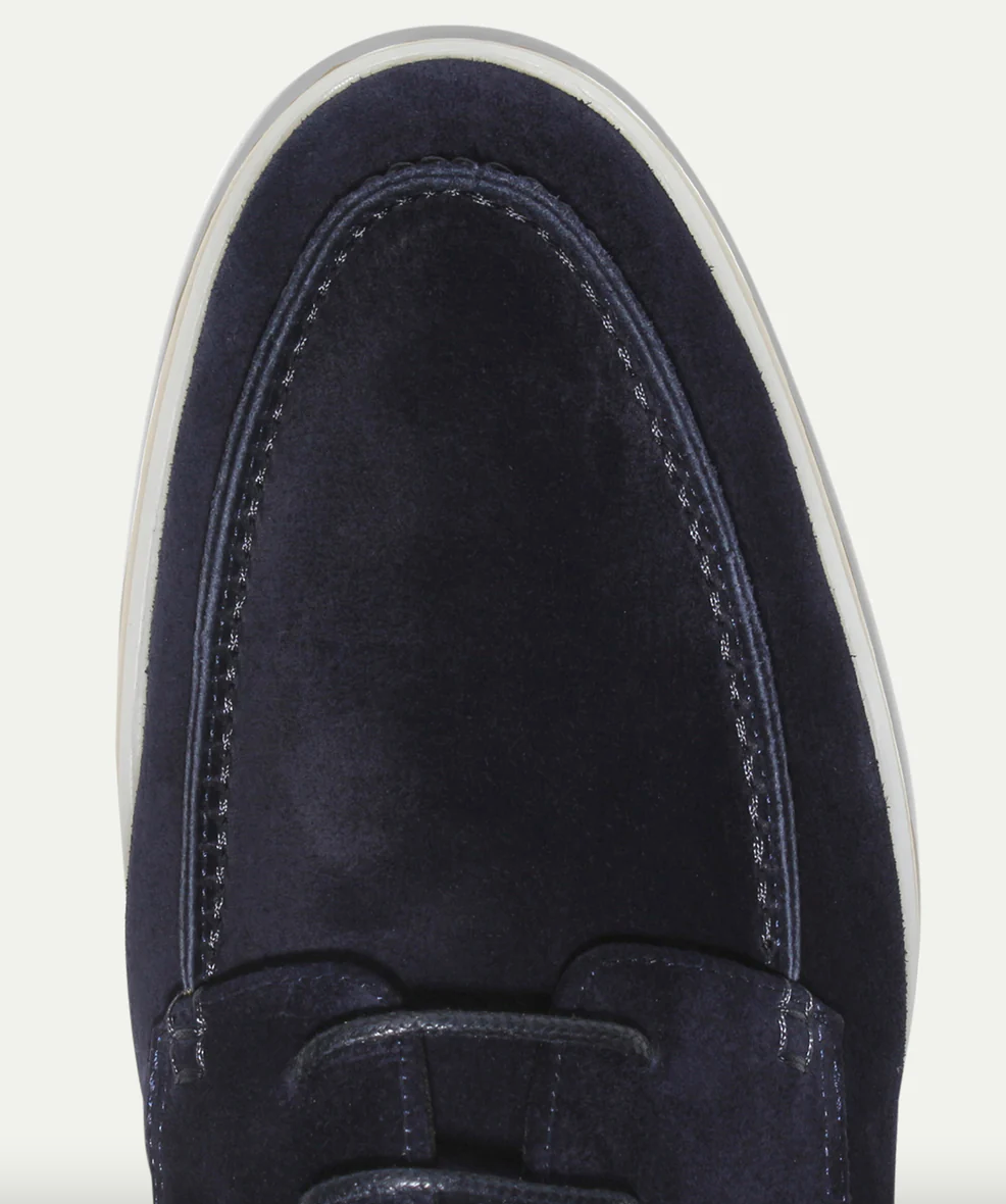 Versatile men's casual shoes, ideal for everyday style & lightweight comfort.