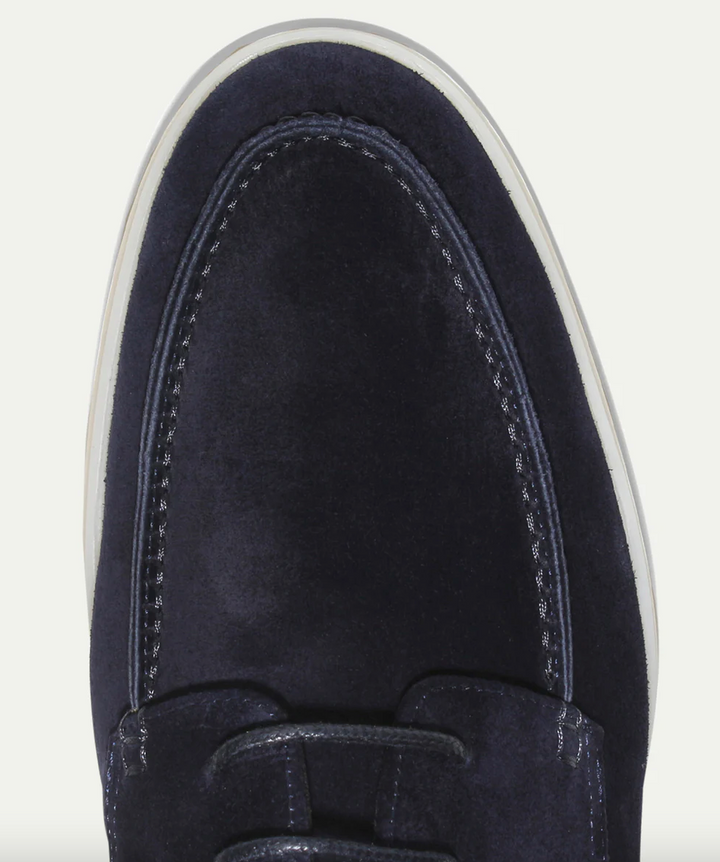 Versatile men's casual shoes, ideal for everyday style & lightweight comfort.