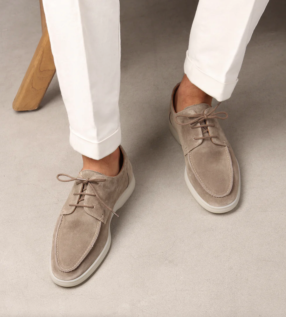 Men's smart casual loafers, combining lightweight design with everyday comfort and modern style.