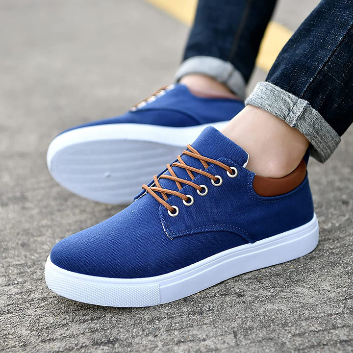 Men's low-top casual shoes, featuring a cushioned platform sole and classic lace-up style.