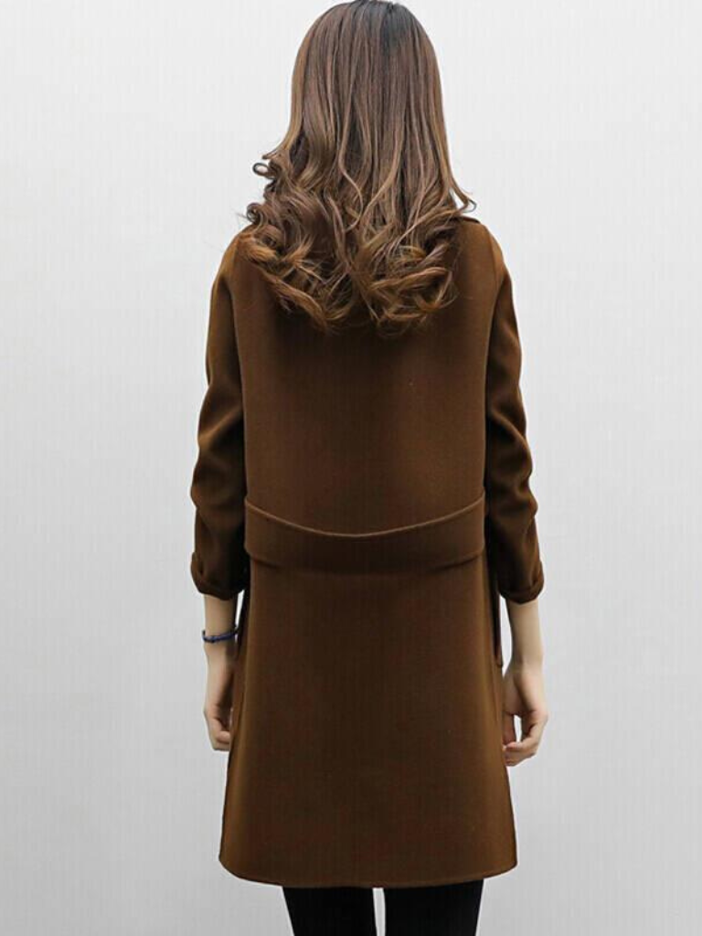 Versatile women's longline double-breasted coat, ideal for elegant workwear or chic everyday outfits.