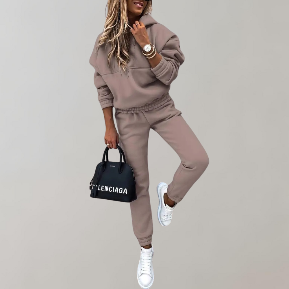 Stylish women's retro two-piece hooded tracksuit, ideal for training, sports, or everyday comfort wear.