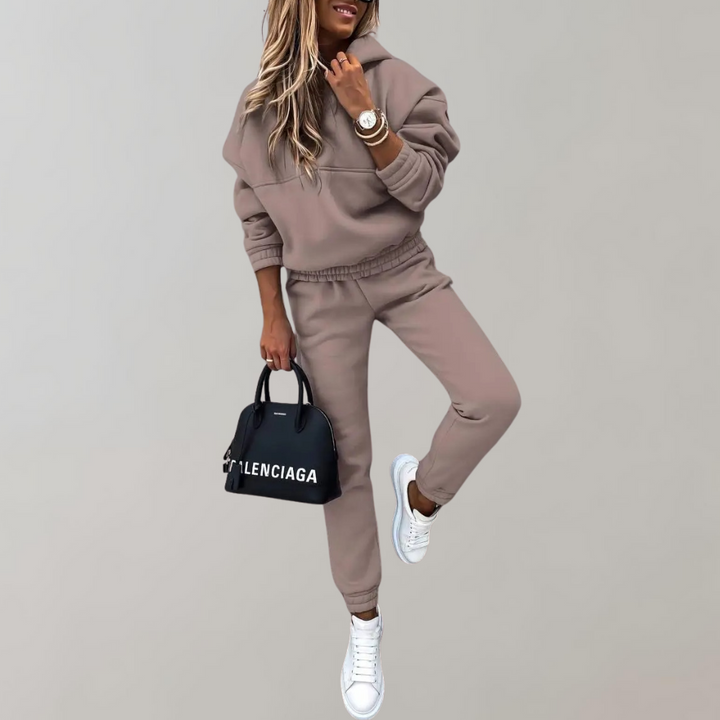 Stylish women's retro two-piece hooded tracksuit, ideal for training, sports, or everyday comfort wear.
