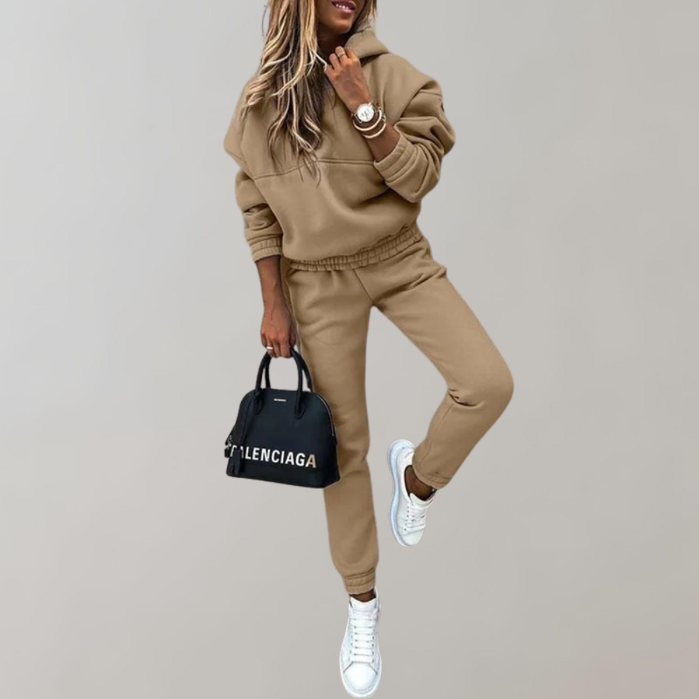 Versatile women's retro hooded tracksuit, a comfortable two-piece set for training, loungewear, and casual wear.