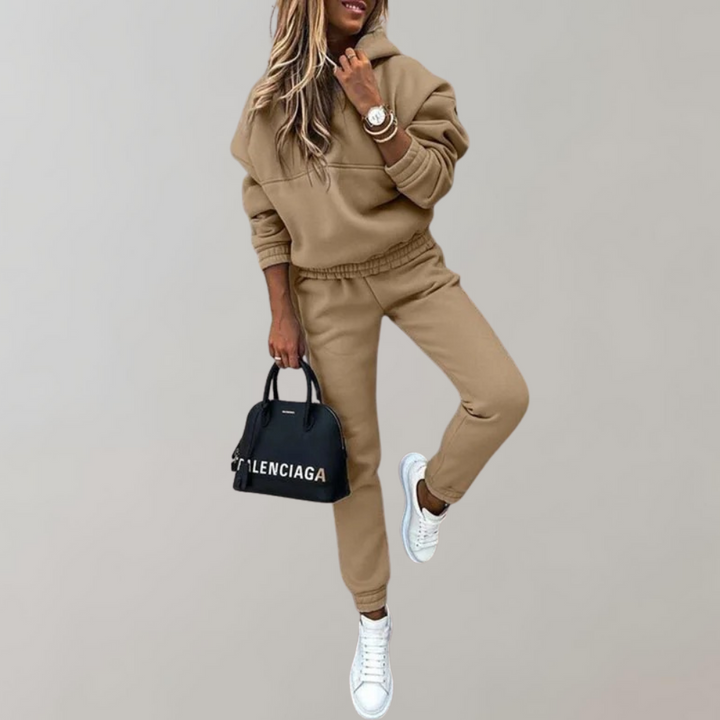 Versatile women's retro hooded tracksuit, a comfortable two-piece set for training, loungewear, and casual wear.
