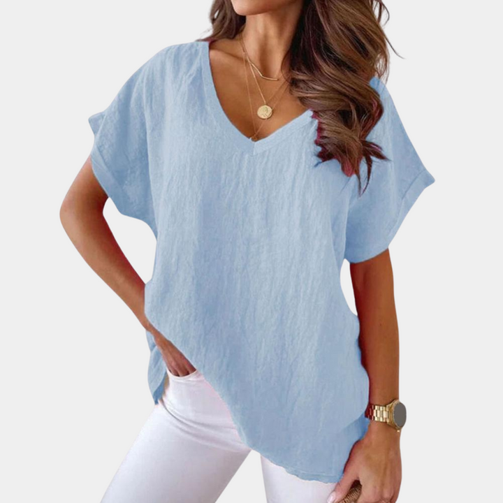 Classic fit women's short sleeve t-shirt, comfortable and elegant, an essential top for versatile everyday wear.