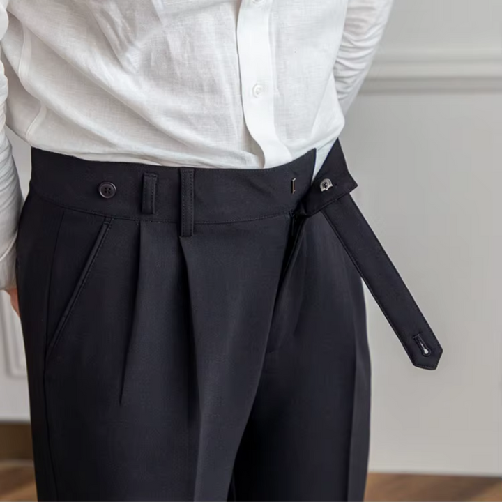 Versatile men's pleated chino trousers, suitable for formal and casual wear.