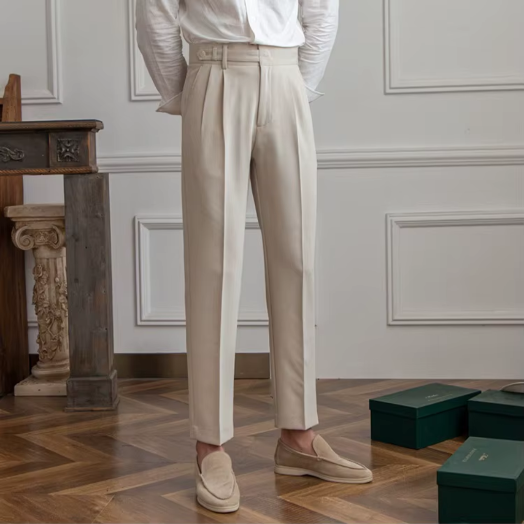 Men's elegant black pleated chino trousers for a sophisticated look.