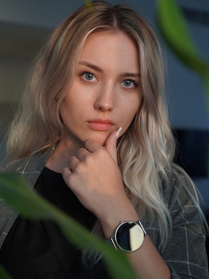 Elegant Novaris unisex smartwatch, a stylish wearable tech gift for modern health tracking & fitness.