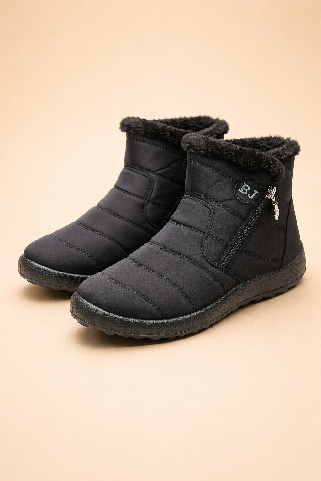 Cozy women's waterproof boots, ideal for snow, with a non-slip sole and warm lining for winter protection.