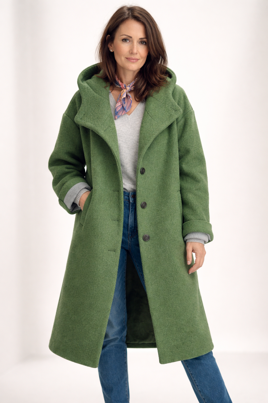 Elegant women's transitional coat for autumn/winter. Chic, long-sleeve design with button front & relaxed fit.