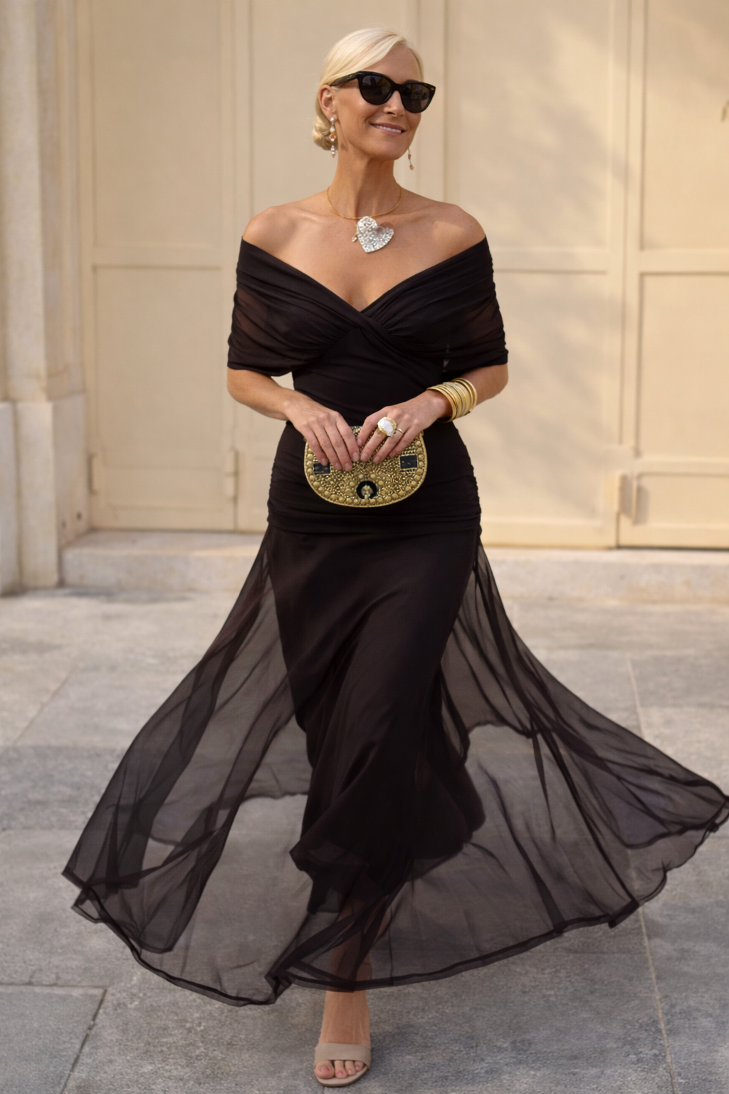 Women's elegant evening wear maxi dress, perfect for special occasions, features a sweetheart neckline.