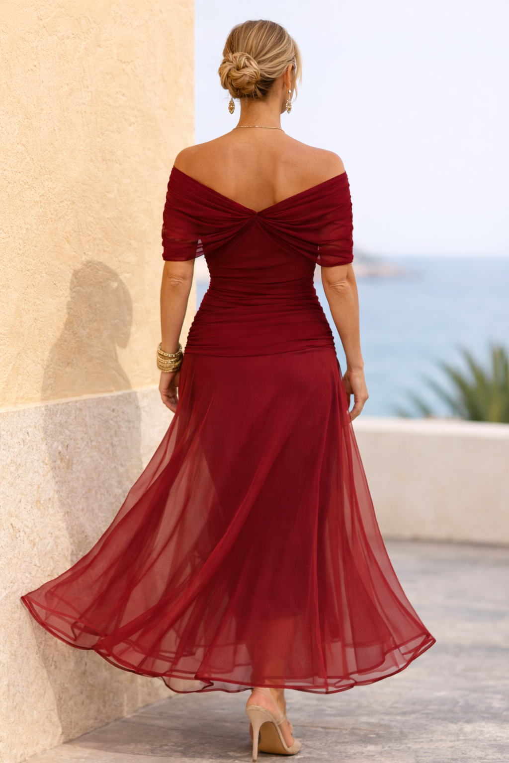 Women's elegant summer maxi dress, perfect for parties, featuring a stylish sweetheart neckline.