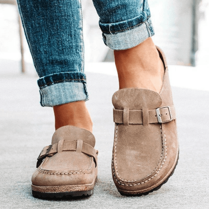 Versatile women's flats: ergonomic slip-on clogs with natural cork sole for everyday comfort.