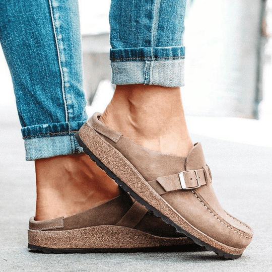Casual women's clogs with ergonomic design, comfortable cork sole, and slip-on convenience.
