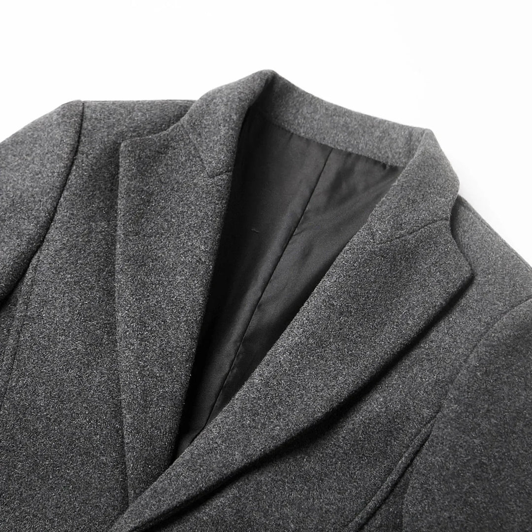 Sophisticated men's slim-fit dress coat. A versatile, elegant overcoat for formal or stylish autumn/winter wear.