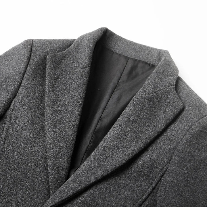 Sophisticated men's slim-fit dress coat. A versatile, elegant overcoat for formal or stylish autumn/winter wear.