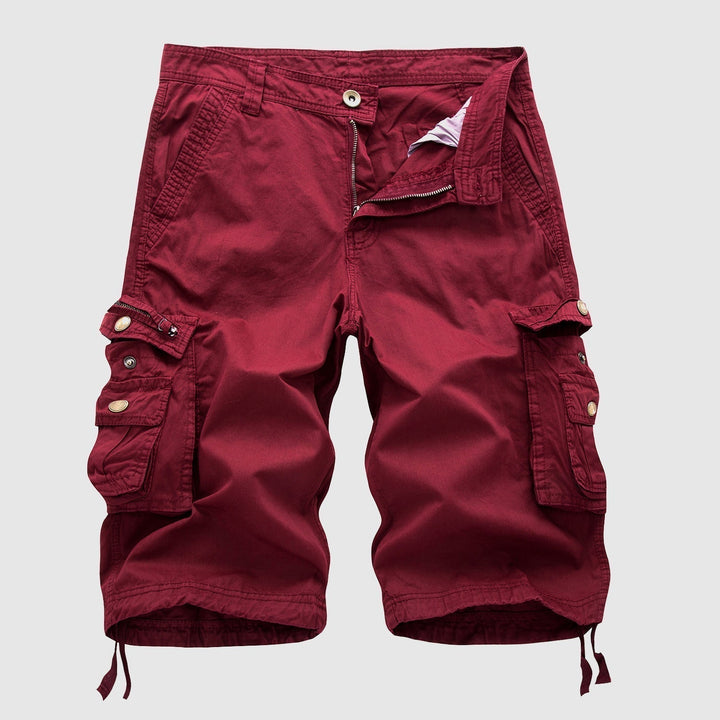 Fashionable men's knee-length cargo shorts, robust for outdoor and everyday comfort.