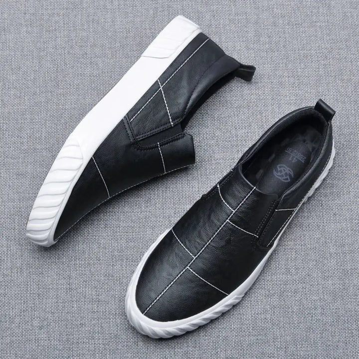Relaxed men's casual slip-on shoes, comfortable loafers with striking contrast stitching for versatile wear.