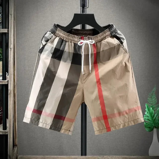Men's comfortable designer shorts in a relaxed fit for everyday wear. Versatile brown/khaki summer bottoms.
