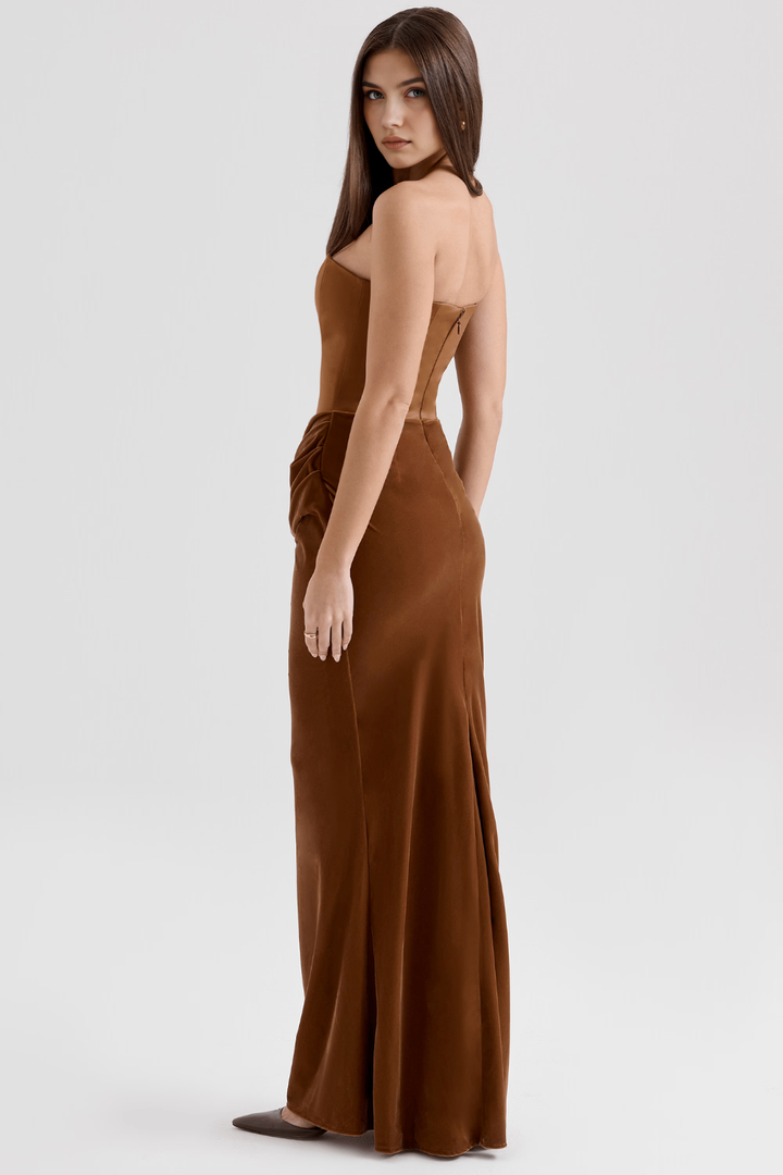 Glamorous strapless formal gown for women, ideal for a chic wedding or party.
