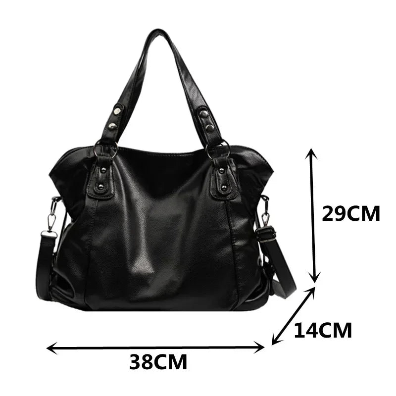Elegant women's shoulder bag in hobo style, chic and practical for daily fashion needs.