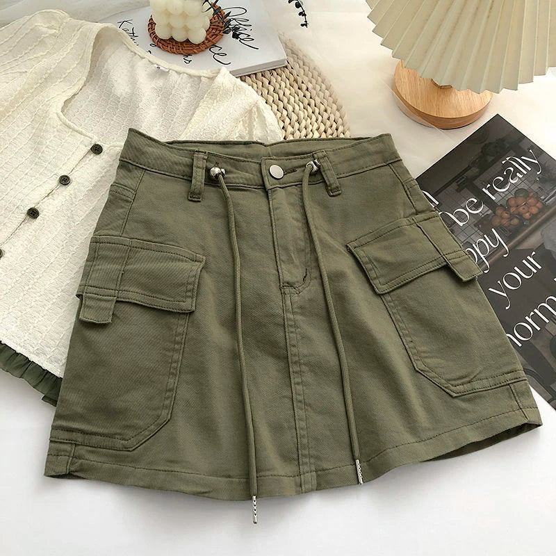 Versatile women's high-waist mini skirt in A-line cut, embodying modern vintage street fashion.