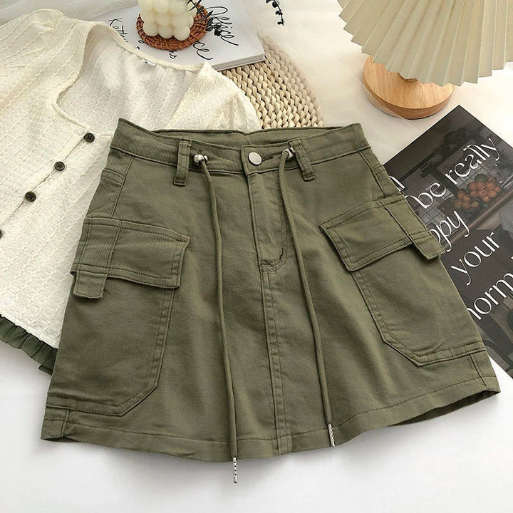 Versatile women's high-waist mini skirt in A-line cut, embodying modern vintage street fashion.