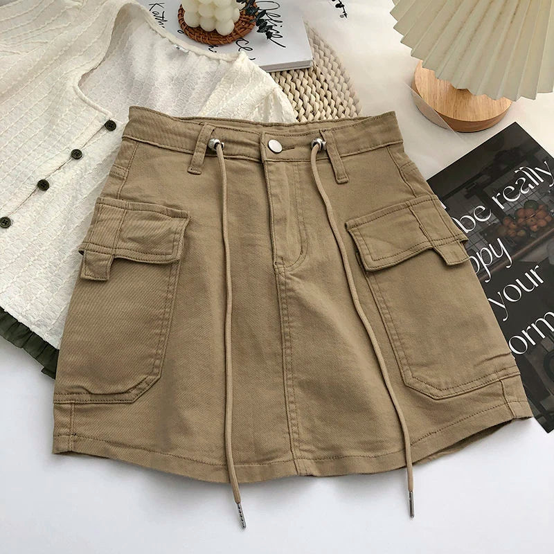 Women's high-waist A-line mini skirt with cargo-style pockets, exuding vintage street style.