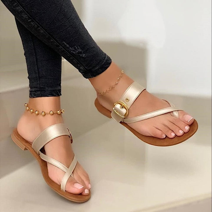 Versatile women's flat sandals with buckle. Lightweight & comfortable summer footwear for beach, daily wear, or casual fashion.