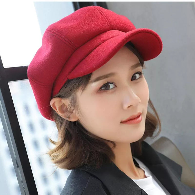 Warm women's vintage balloon hat, made from soft cotton, ideal for stylish winter and fall fashion.