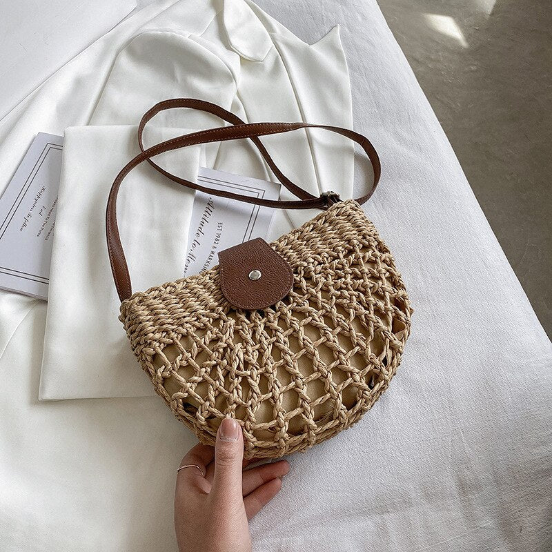 Women's shoulder bag made of braided straw with a beautiful web design, perfect for a relaxed summer vibe.