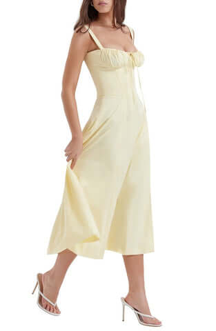 Stylish women's spring floral midi dress, versatile and pretty. Bustier and heart neckline.