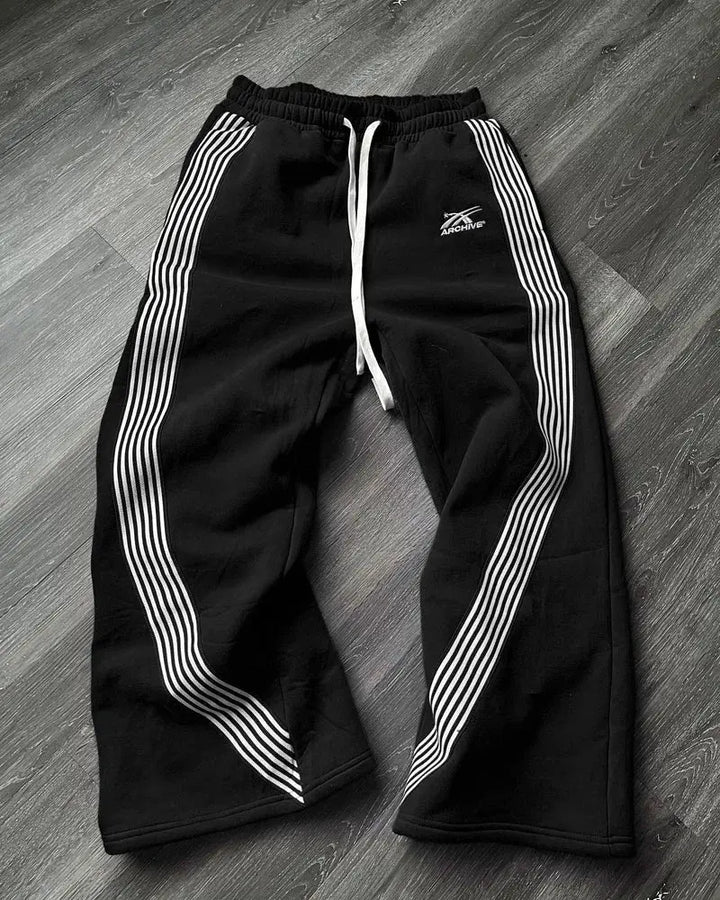 Men's retro-style active jogging pants with side stripes, offering comfort for sports & casual outings.