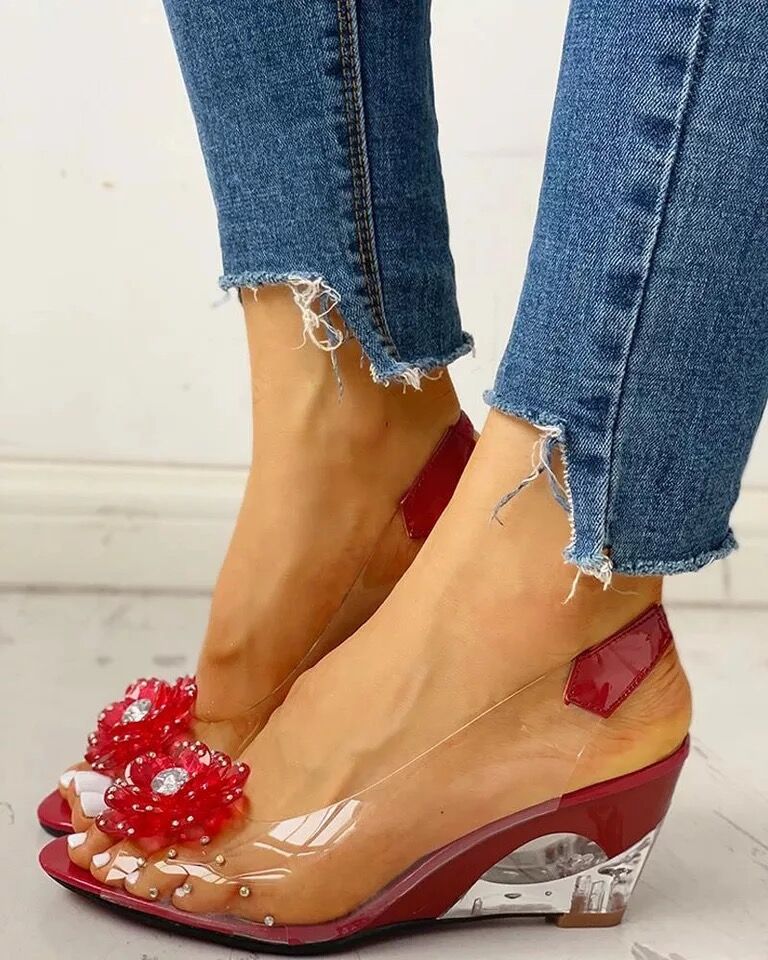Stylish women's jelly flat sandals, perfect casual summer footwear for beach or city.