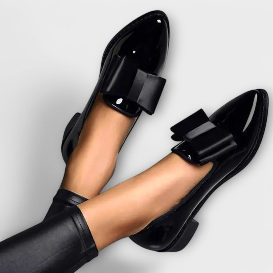 Versatile women's flat moccasin shoes in elegant black, ideal for comfortable all-day wear and casual outfits.