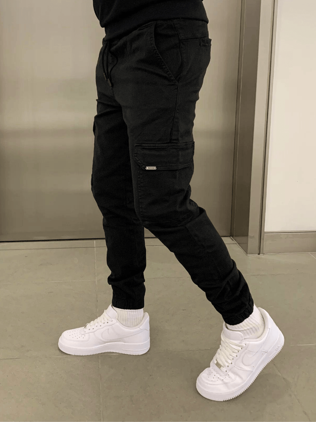Casual men's tie-waist cargo jogger pants. Versatile and comfortable for everyday fashion.