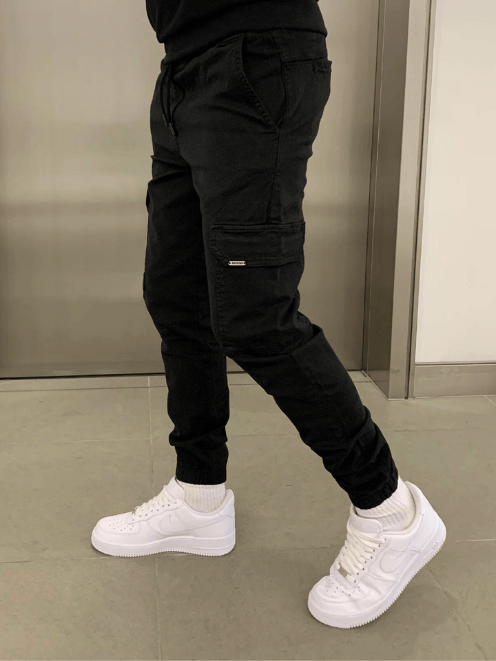 Casual men's tie-waist cargo jogger pants. Versatile and comfortable for everyday fashion.