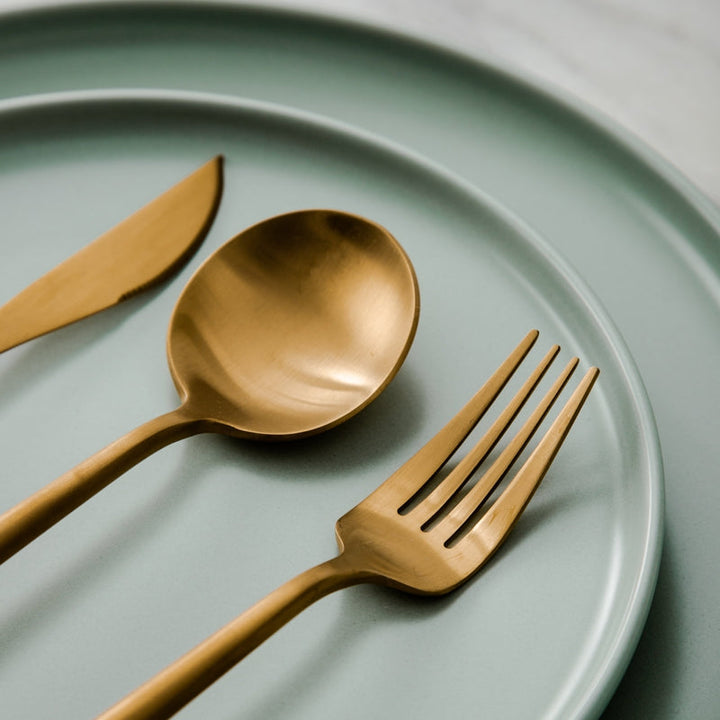 Elegant silver cutlery set, modern flatware for refined dinnerware.