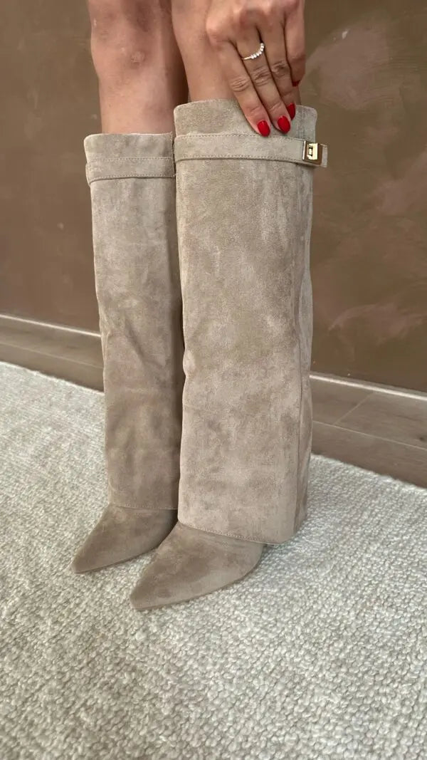 Stylish women's knee-high formal boots, offering an elegant look and comfortable fit.