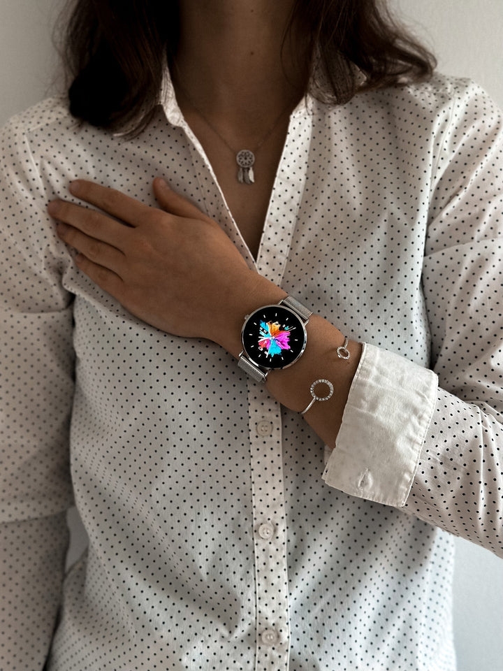 Elegant unisex smartwatch tracking heart rate & steps. A perfect gift, showcasing its sleek design & wearable tech.