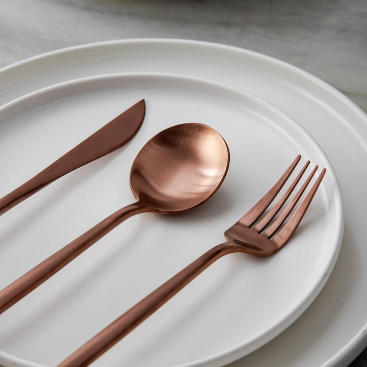 Flatware modern design, a durable and elegant cutlery set for dining.