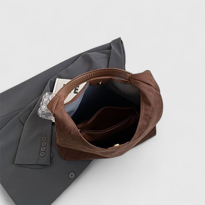 Fashionable women's everyday tote bag, a versatile handbag with spacious design for daily utility.