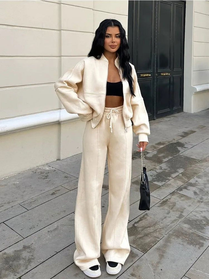 Comfortable women's two-piece tracksuit set. Stylish polyester casual outfit, ideal for everyday wear & relaxed lounging. [[lstfy-media:3]]