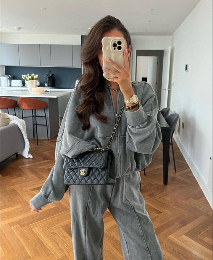 Soft & cozy women's tracksuit set in relaxed fit. Stylish two-piece polyester outfit, perfect for comfortable lounge wear. [[lstfy-media:4]]