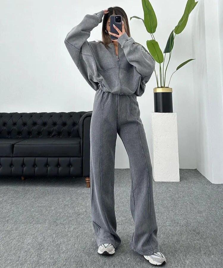 Women's cozy tracksuit set in relaxed fit, perfect for comfortable lounging & stylish everyday wear. Two-piece polyester outfit. [[lstfy-media:1]]