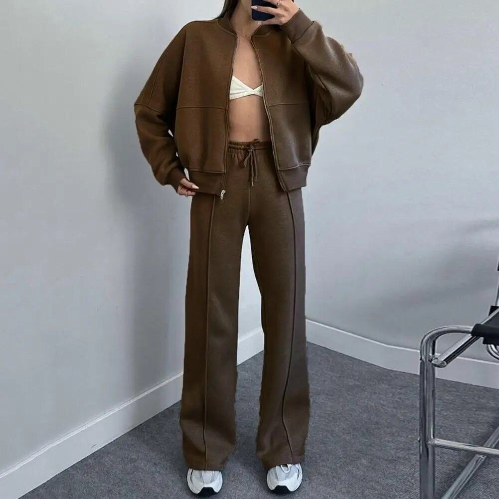 Women's comfortable two-piece tracksuit set. Cozy polyester lounge wear in a relaxed fit for stylish casual outfits. [[lstfy-media:8]]